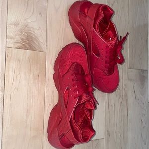 Women’s Size 7 Nike Huraches